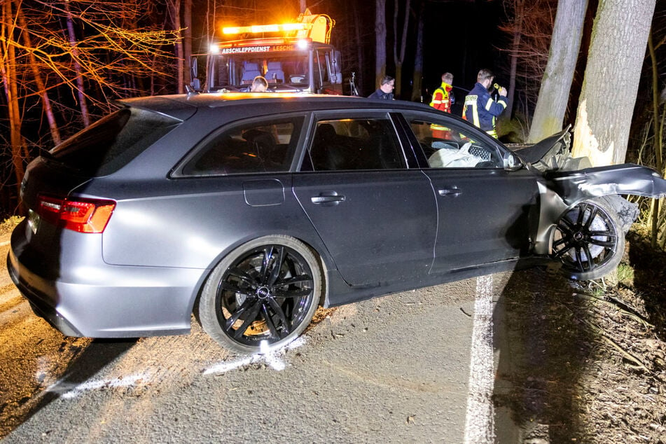 Unfall in der Sächsischen Schweiz: Audi rast gegen Baum