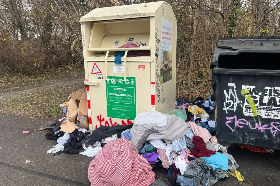 Der Altkleidercontainer in der Dufourstraße ist nur einer von vielen, der von großen Müll- und Textilienbergen umgeben ist.
