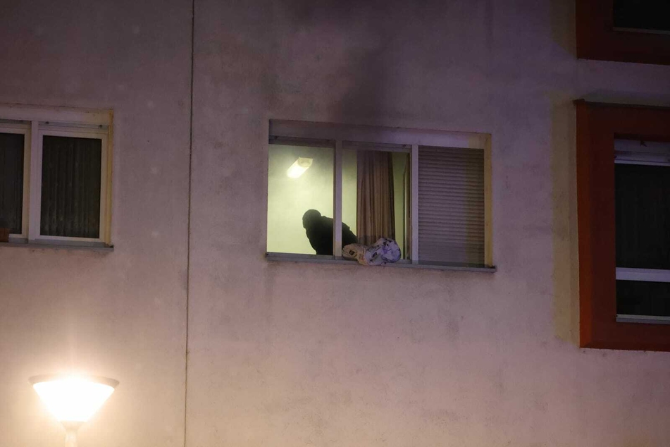 Die Wohnung im Leipziger Zentrum-Süd war schnell voller Rauch, vermutlich konnte sich der Mieter (35) nicht mehr über einen anderen Weg befreien.