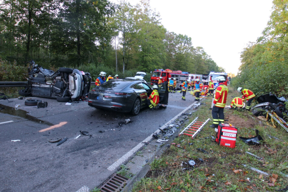 Feuerwehrleute an der Unfallstelle. Zuvor waren fünf Autos in einen Unfall verwickelt.