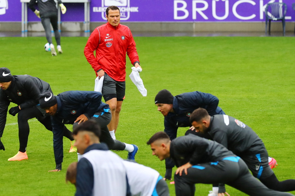 Marc Hensel (35) beim Training im Erzgebirgsstadion. Er bereitet das Team auf das Spiel am Sonntag bei Fortuna Düsseldorf vor.