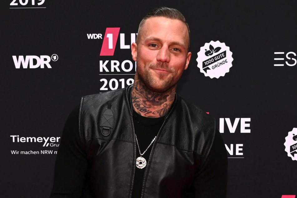 Rapper Kontra K. (34) auf dem roten Teppich bei der Verleihung der 1live Krone 2019. Der Berliner hat in einer Sendung des NDR selbstkritisch Konsumkritik geübt. (Archivfoto)