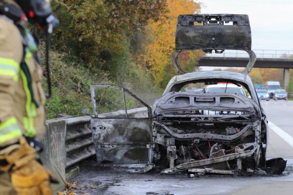 Renault geht während der Fahrt in Flammen auf und sorgt für Vollsperrung