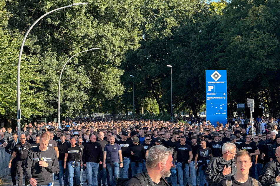 Der Fanmarsch des HSV hat das Volksparkstadion erreicht.