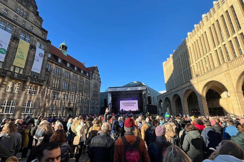 Großer Andrang an der Bühne auf dem Neumarkt.