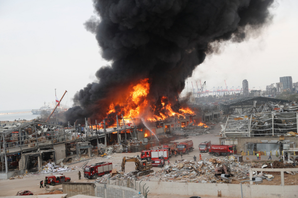Rettungskräfte löschen ein neues Feuer, das im Hafen von Beirut brennt.