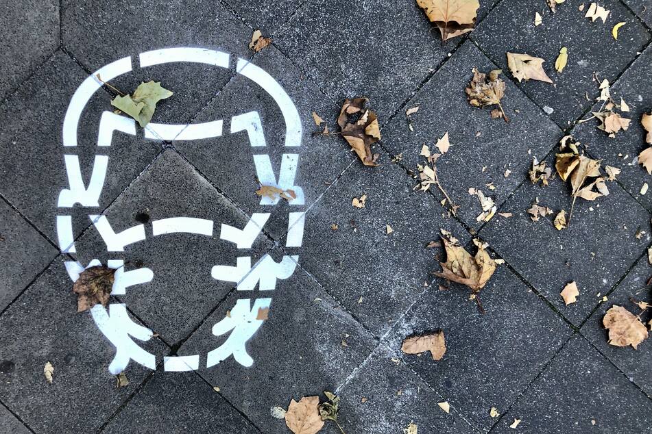 Laut der Stadt Düsseldorf sollen an "stark frequentierten" Gehwegen 600 dieser Piktogramme aufgesprüht werden, um an die Maskenpflicht zu erinnern.