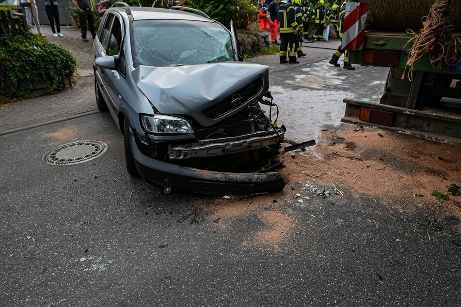 In Groß Timmendorf ist am Montagabend ein 19-Jähriger mit seinem Auto in einen entgegenkommenden Trecker gekracht. Er wurde verletzt.