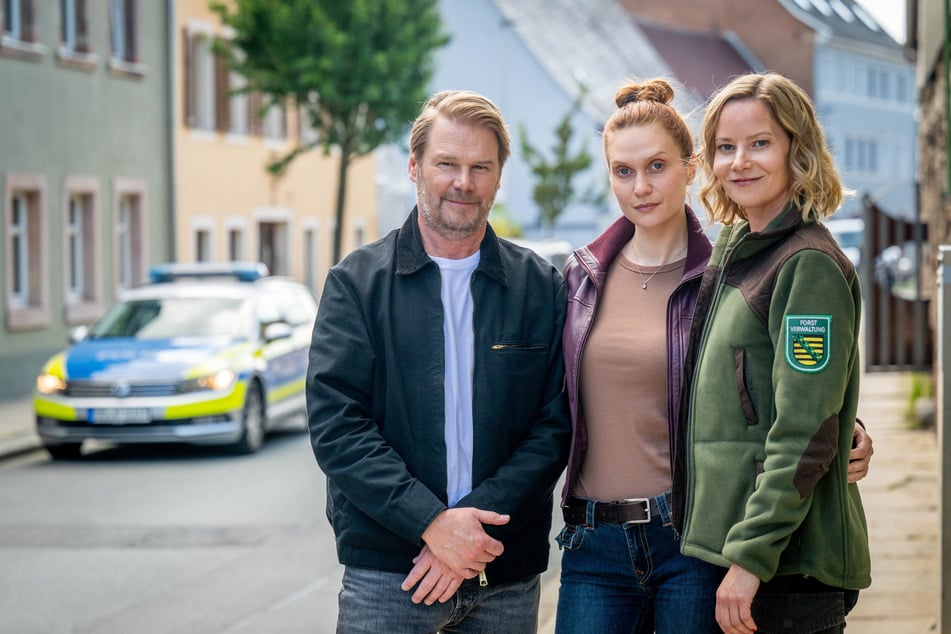 Kai Scheve (60), Mathilda Switala (26) und Teresa Weißbach (45, v.l.) drehten eine Woche lang in Hohenstein-Ernstthal.