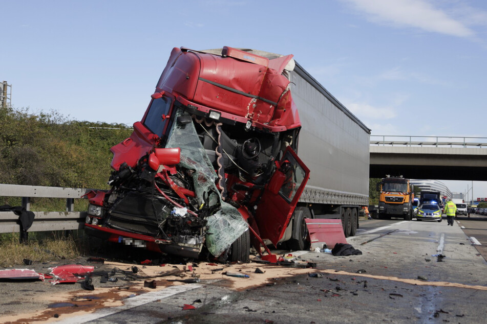Am Dienstagmittag kam es auf der A3 in der Nähe des Frankfurter Flughafens zu einem heftigen Verkehrsunfall zwischen drei Lastwagen.