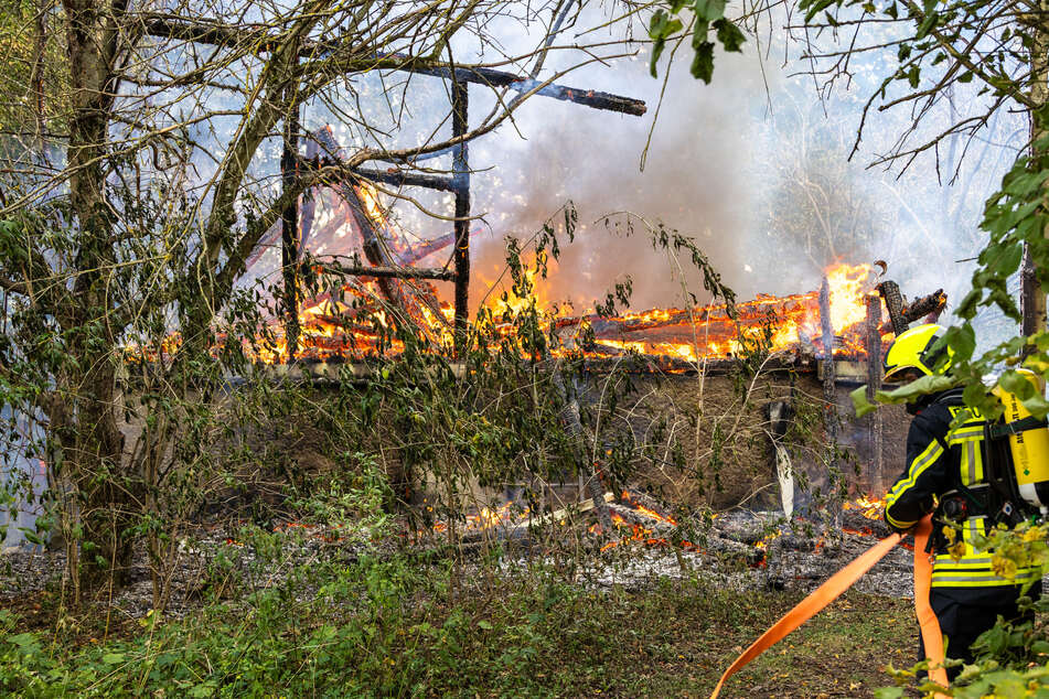 Die Einsatzkräfte der Feuerwehren konnten ein weiteres Ausbreiten der Flammen verhindern.