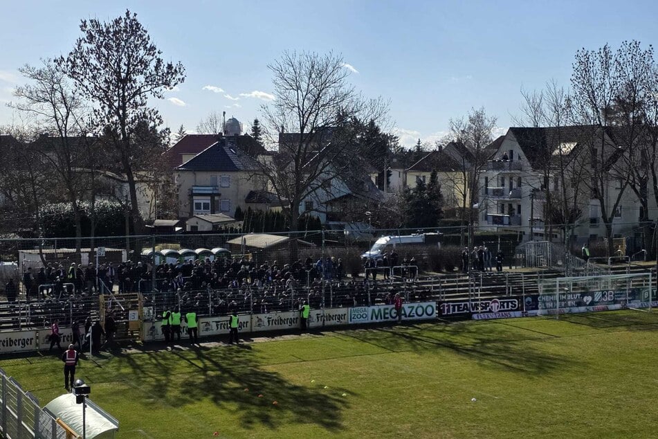 Die HFC-Fans sind inzwischen auch da. 500 Karten gingen an die Gäste.