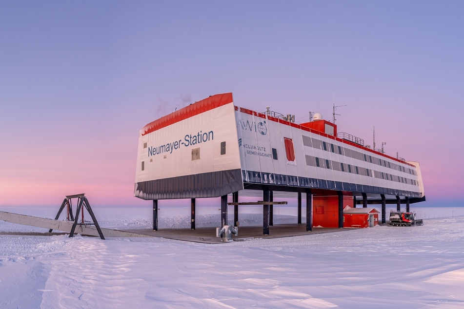 Die deutsche Forschungsstation Neumayer-Station III in der Antarktis. Fern von der Heimat feiern Wissenschaftler, Techniker und weitere Menschen dort Weihnachten.
