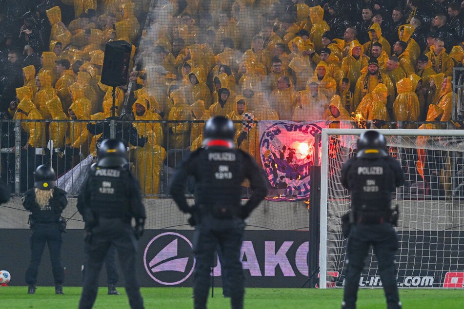 Bilder, die keiner mehr sehen will: Polizei auf dem Rasen des Rudolf-Harbig-Stadions, um Ausschreitungen Herr zu werden.