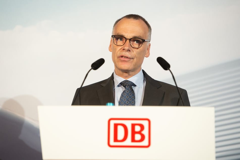 Berthold Huber (57), Vorstand Personenverkehr der Deutschen Bahn (DB), spricht während einer Pressekonferenz zum neuen ICE-Werk Nürnberg im DB-Museum.