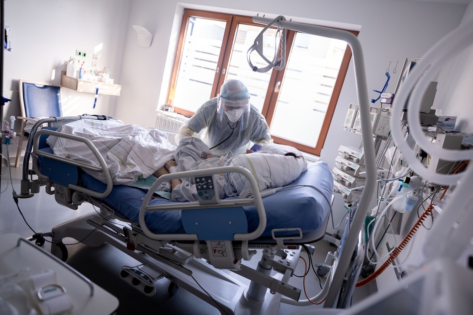 Die Intensivstationen in Berlin sind weiterhin voll mit Covid-19-Patienten. (Archivbild)
