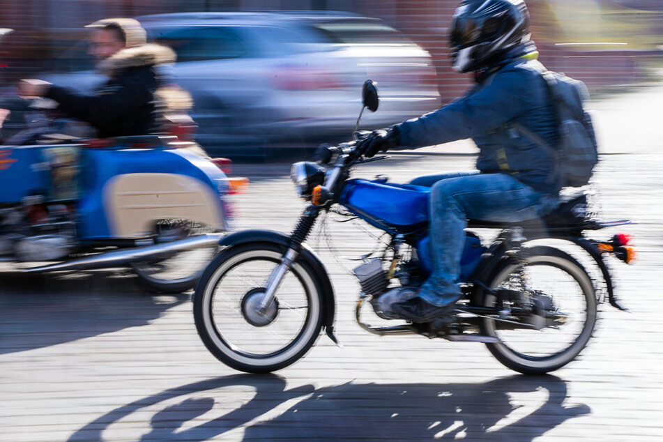 Mopedfahrer rauscht über Mittelinsel: 41-Jähriger bei Unfall schwer verletzt