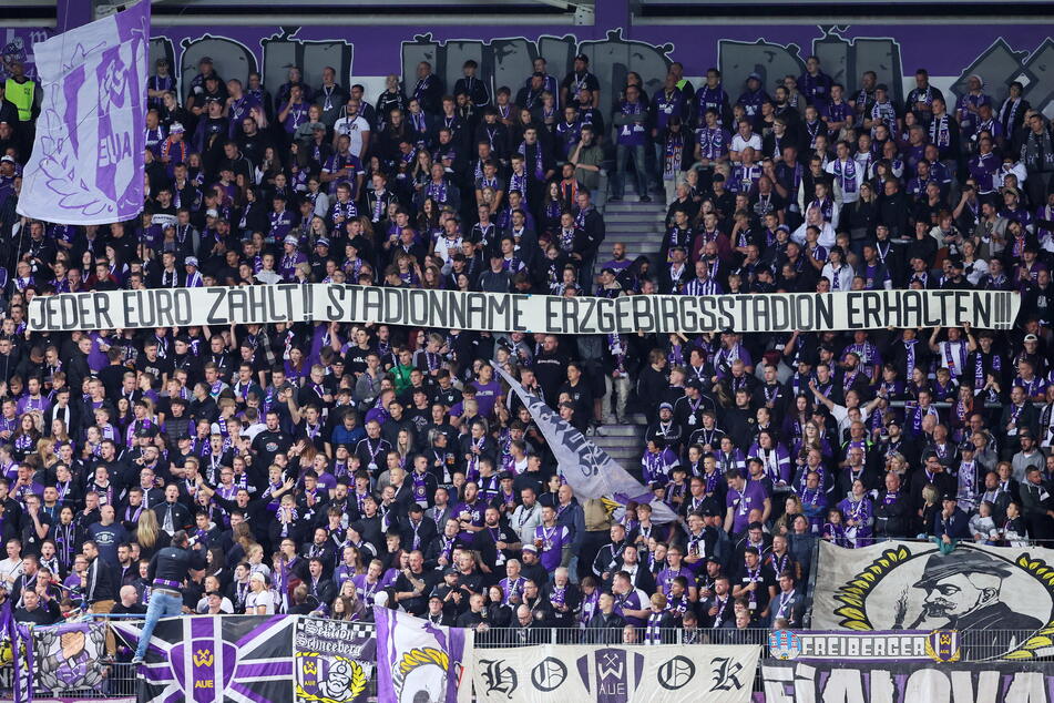 "Jeder Euro zählt! Stadionname Erzgebirgsstadion erhalten!" Die FCE-Fans machten am Sonntag gegen Regensburg Werbung für die Crowdfunding-Aktion.
