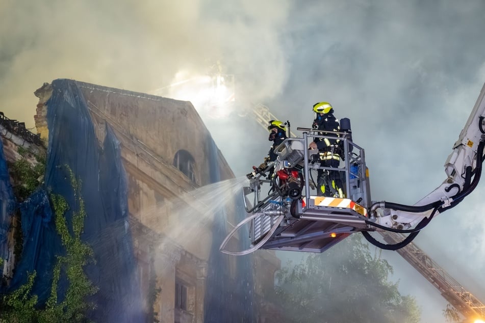 Insgesamt drei Drehleitern kamen zum Einsatz.