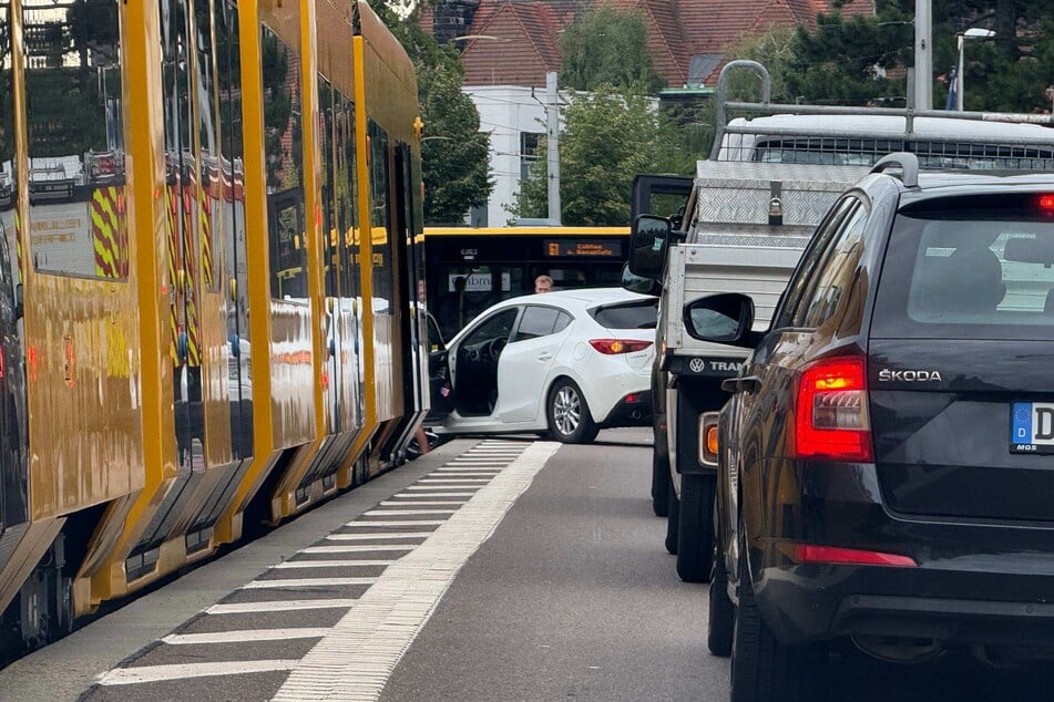 Das Auto blieb in der Straßenbahnhaltestelle stecken.