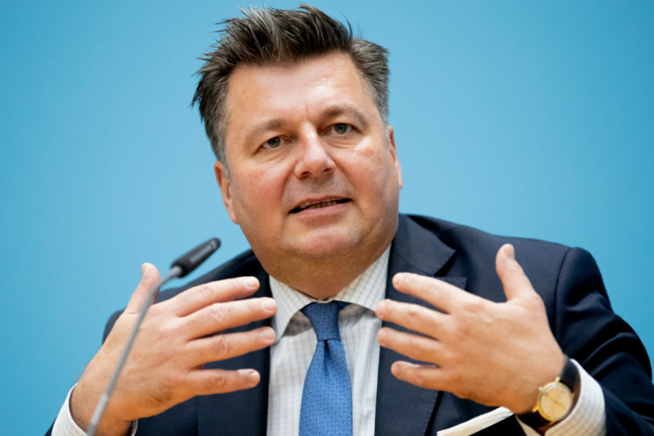 Andreas Geisel (SPD), Innensenator von Berlin, nimmt im Anschluss einer Senatssitzung an einer Pressekonferenz im Roten Rathaus teil.
