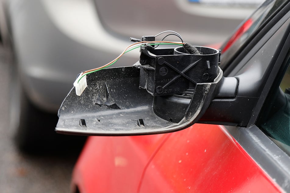 An mehreren Fahrzeugen in Werdau wurden Außenspiegel und Lack beschädigt. (Symbolbild)