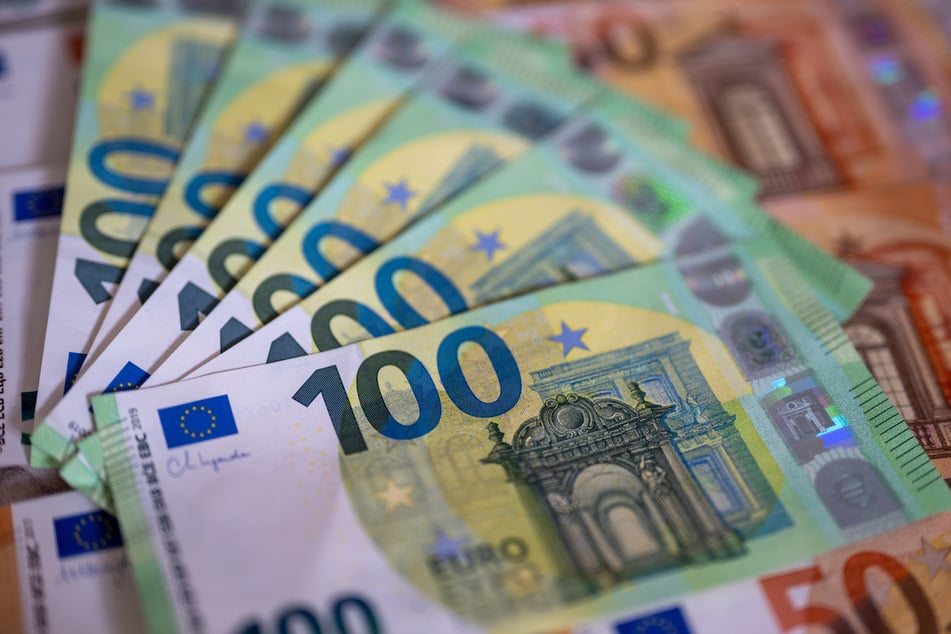 Die Rentnerin übergab eine "erhebliche" Summe Bargeld an die Betrüger. (Symbolbild)