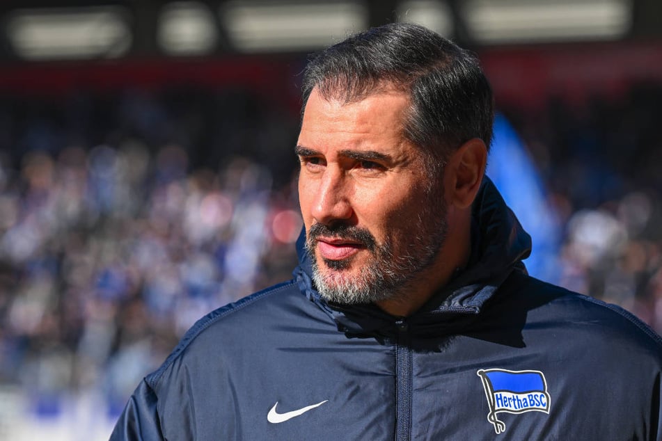 Nach der 0:2-Niederlage in Regensburg ist Hertha-Coach Cristian Fiél (44) mit der Leistung seiner Mannschaft hart ins Gericht gegangen.