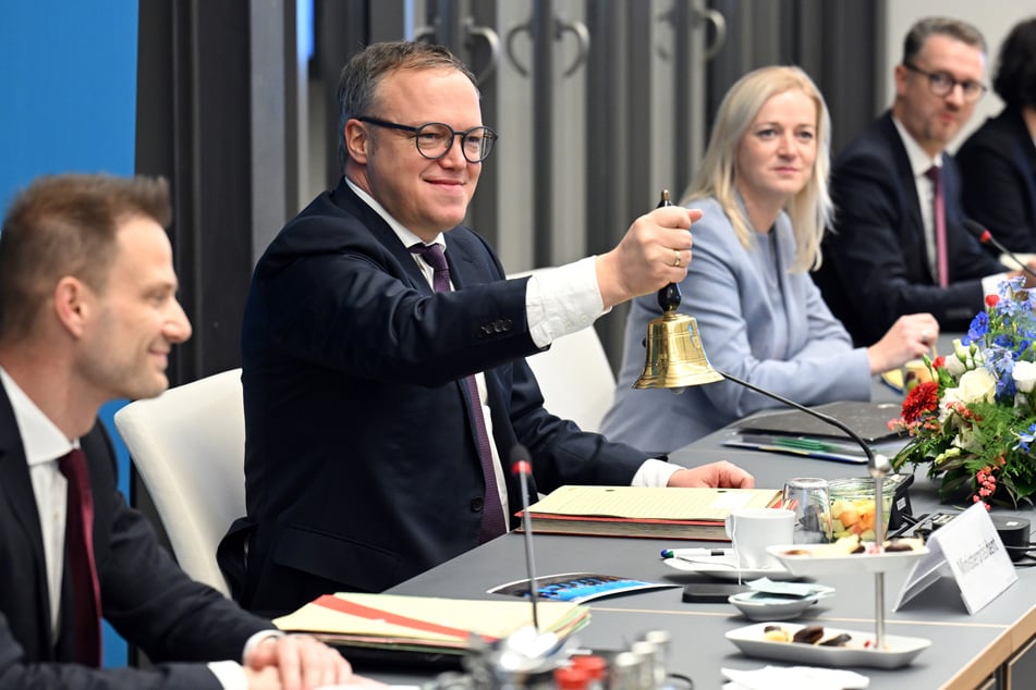 Symbolisch läutete der neue Ministerpräsident von Thüringen, Mario Voigt (47, CDU, 2.v.l.) eine neue Ära ein.