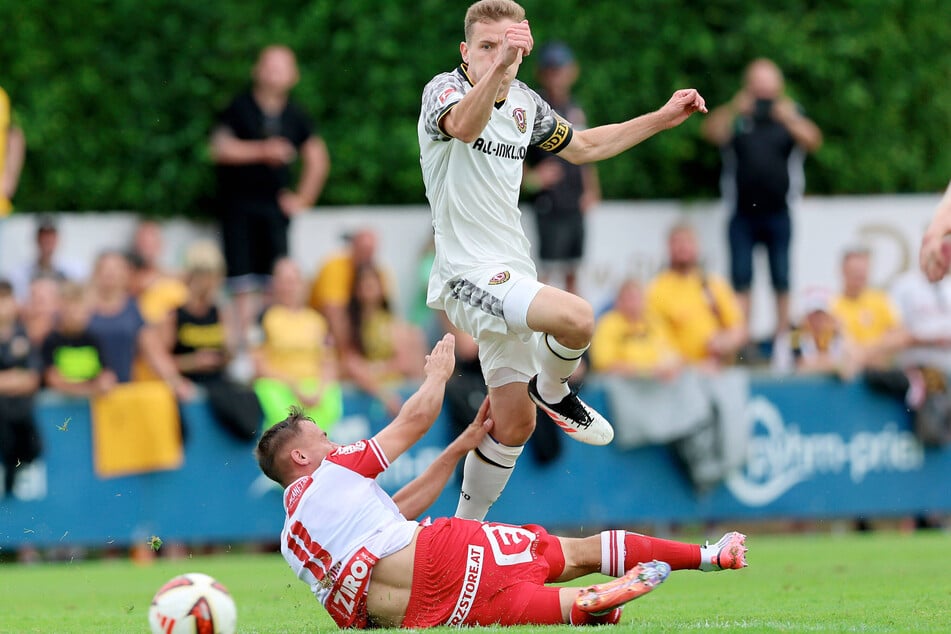 Niklas Hauptmann (30, o.) war für die Grazer nicht zu halten. Er traf zum zwischenzeitlichen 3:0.