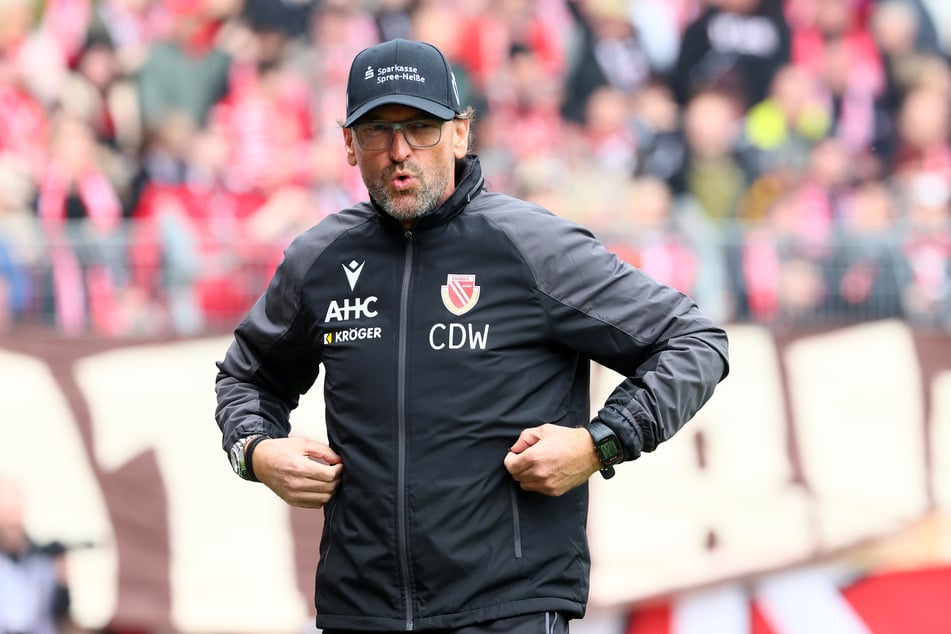 Pele Wollitz (60) gefällt der Sonntagabend-Termin der 3. Liga so gar nicht.