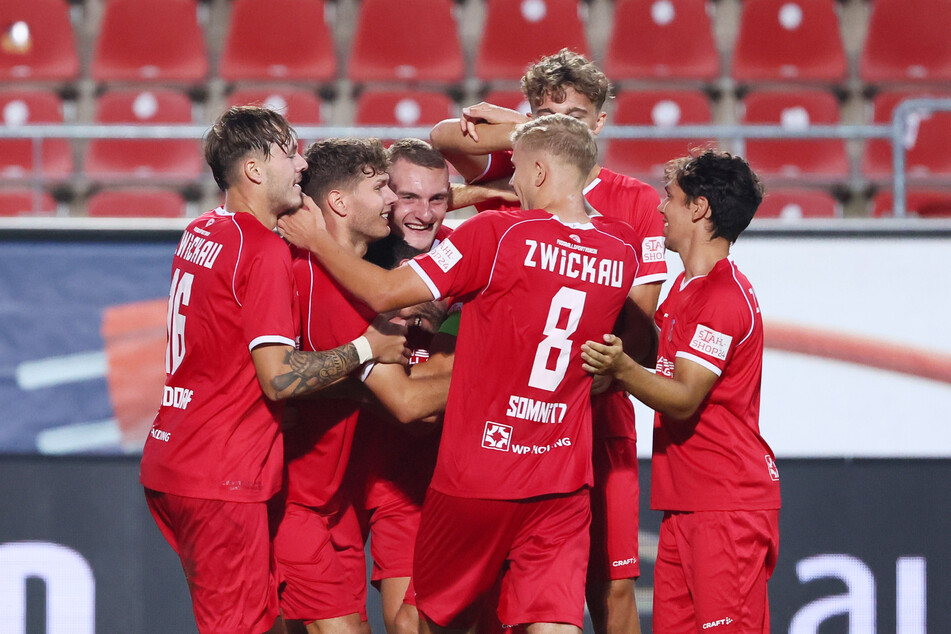 Freude bei den Schwänen nach dem 2:0 durch Jahn Herrmann (3.v.l.)