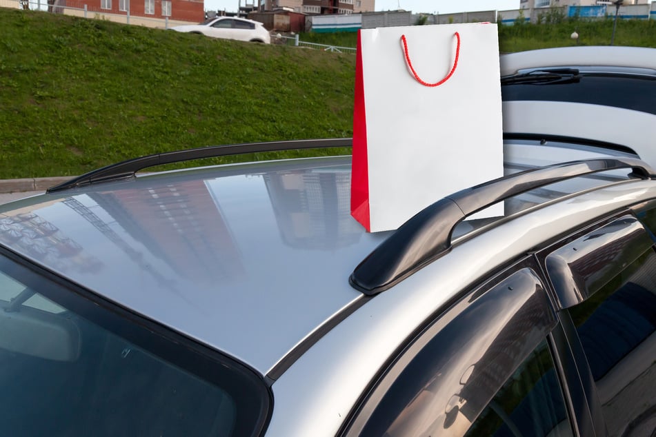 Der "Osterhase" vergaß beim Losfahren eine Geschenktüte auf dem Autodach. (Bildmontage)