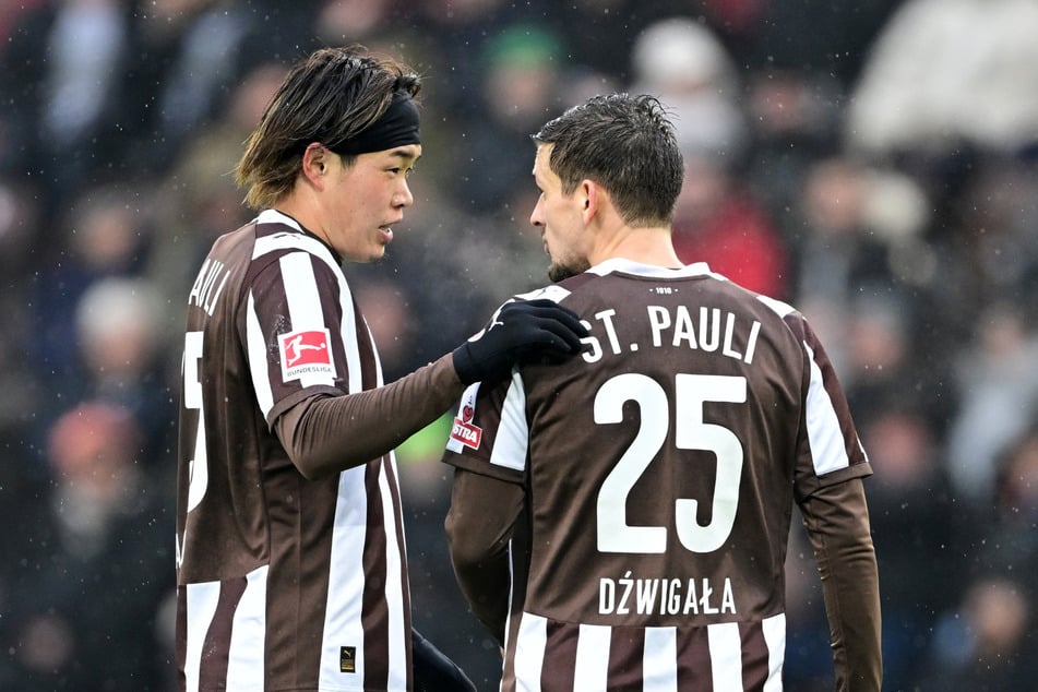 Auch ohne große Sprachkenntnisse funktioniert die Verständigung zwischen den Profis, wie hier mit Adam Dzwigala (30, r.).