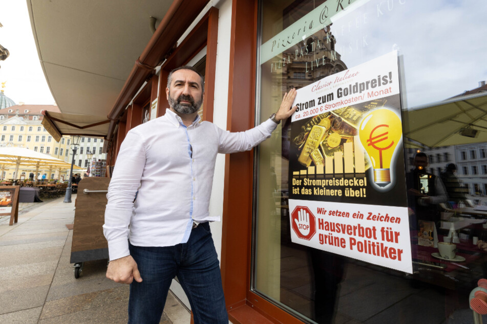 Wirt Arturo Gevorgyan (53) klebt an die Scheiben seines Restaurants "Classico Italiano" die Plakate mit dem Hausverbot.