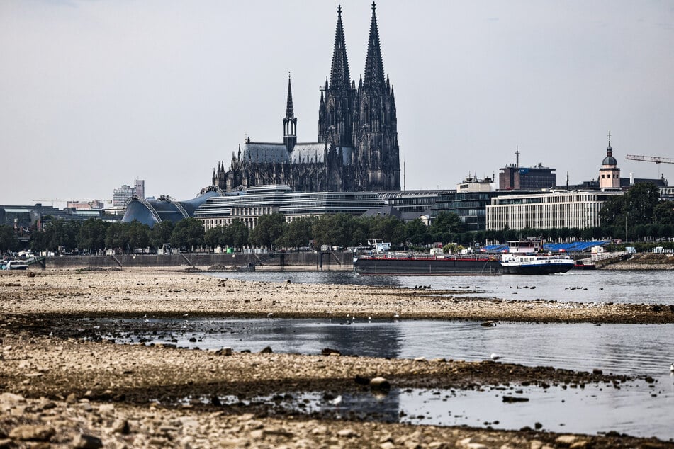 Der Rheinpegel in Köln befindet sich weiterhin im Tiefflug.