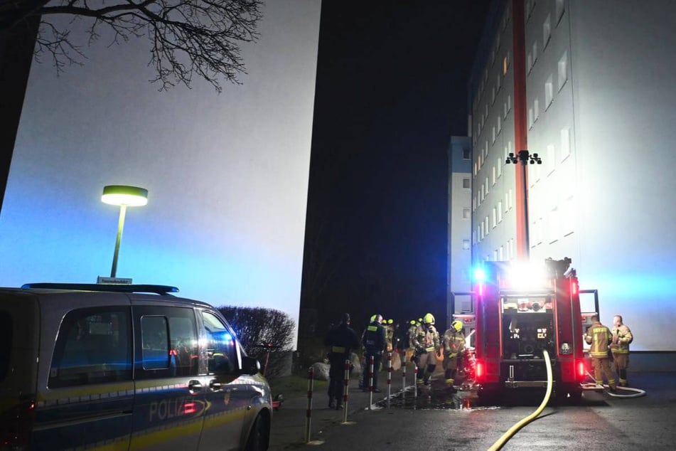 Bei einem Wohnungsbrand in einem Hochhaus in der Falkenseer Chaussee ist ein Mensch leicht verletzt worden.