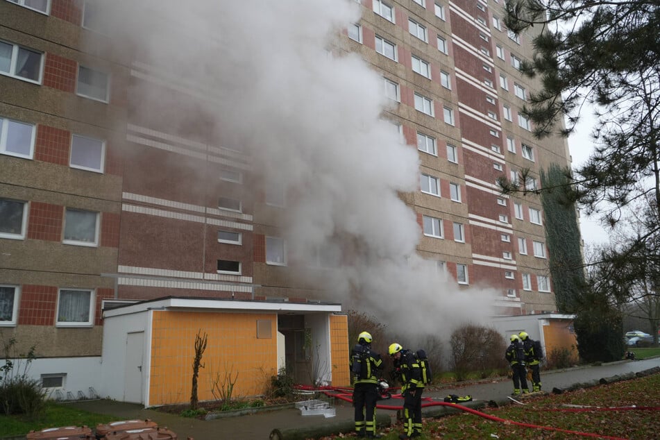 Im Keller eines Mehrfamilienhauses brach ein Feuer aus.