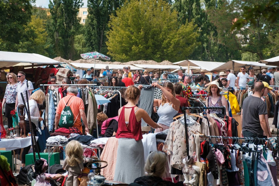 Auf dem Radebeuler Elbeflohmarkt können Besucher zwischen Antiquitäten, Büchern und Kuriositäten nach Schätzen stöbern. (Symbolfoto)