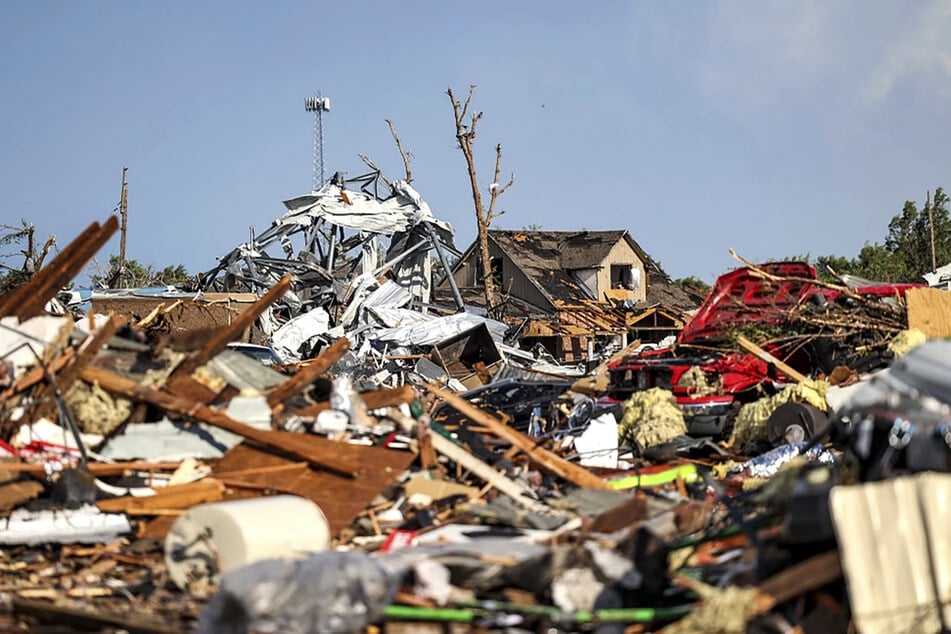 Mindestens drei Tote und Dutzende Verletzte: Tornado verwüstet Stadt