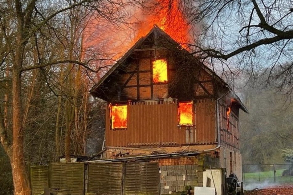 Großbrand im Kyffhäuserkreis: Hausbewohner wird vermisst