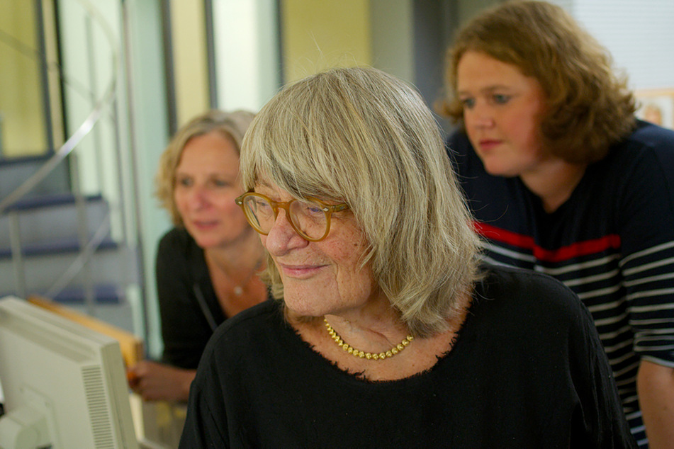 Alice Schwarzer (79) in einer Szene des Dokumentarfilms von Sabine Derflinger (59).