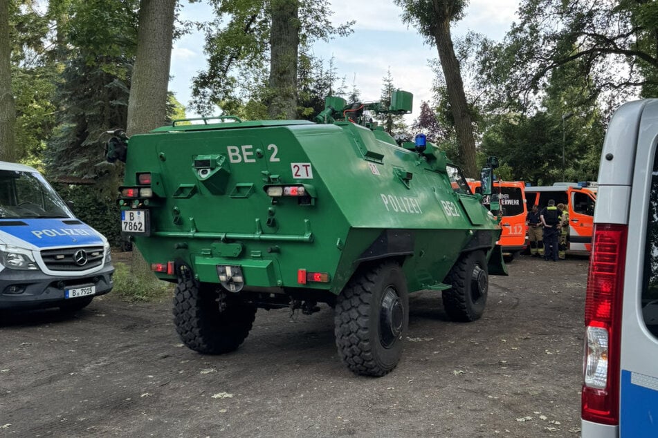 Um die Detonation zu dämpfen, befüllt die Polizei zusammen mit der Berliner Feuerwehr mehrere Kissen mit Wasser aus der Havel.