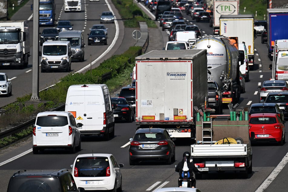 Die zuständige Autobahn GmbH warnt schon jetzt vor langen Staus auf der A59 bei Köln. (Symbolbild)