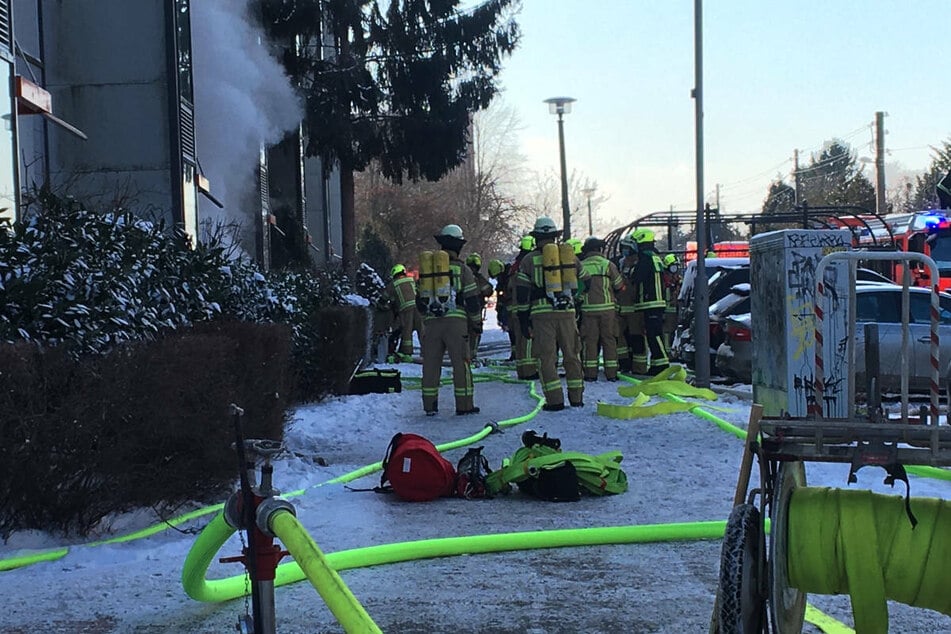 Die Feuerwehrleute bereiten sich auf ihren Einsatz vor.