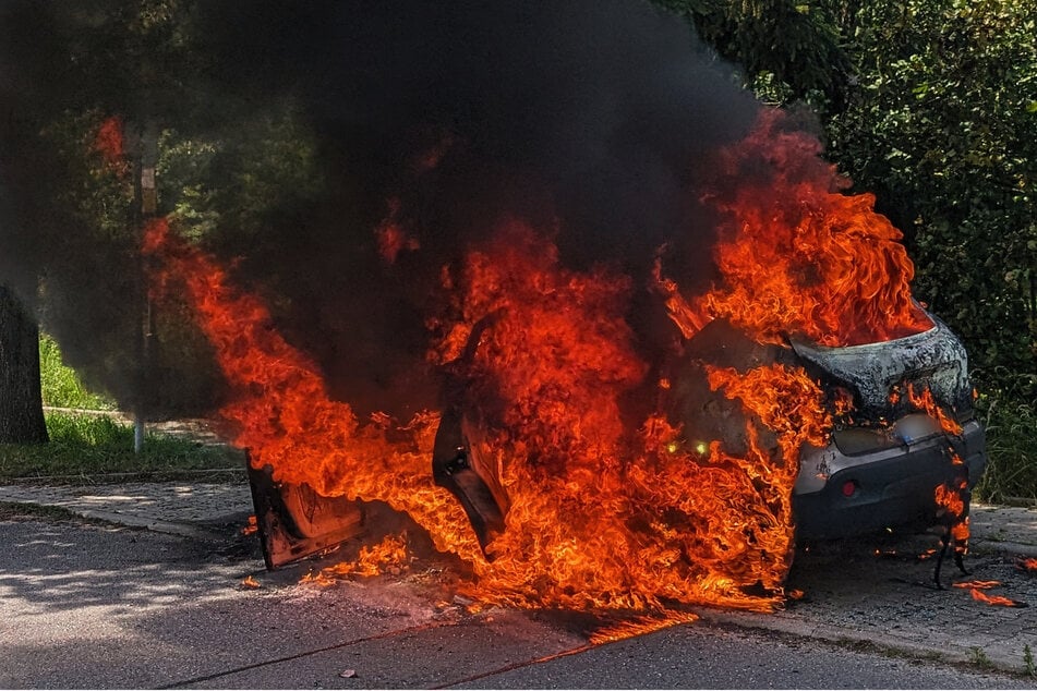 Dresden: Geparkter Nissan in Dresden fackelt ab!