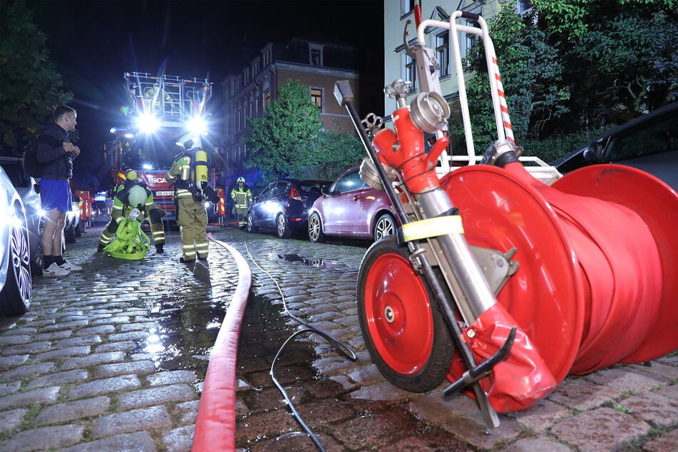 Dresden: Brand in Löbtau: Feuerwehr bekämpft Flammen in Wohnung
