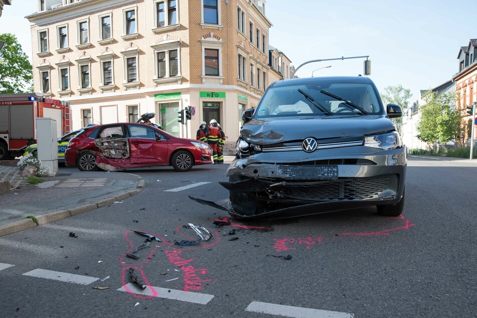 Ein VW und ein Citroën knallten an der Kreuzung Beuststraße/Olbernhauer Straße zusammen.