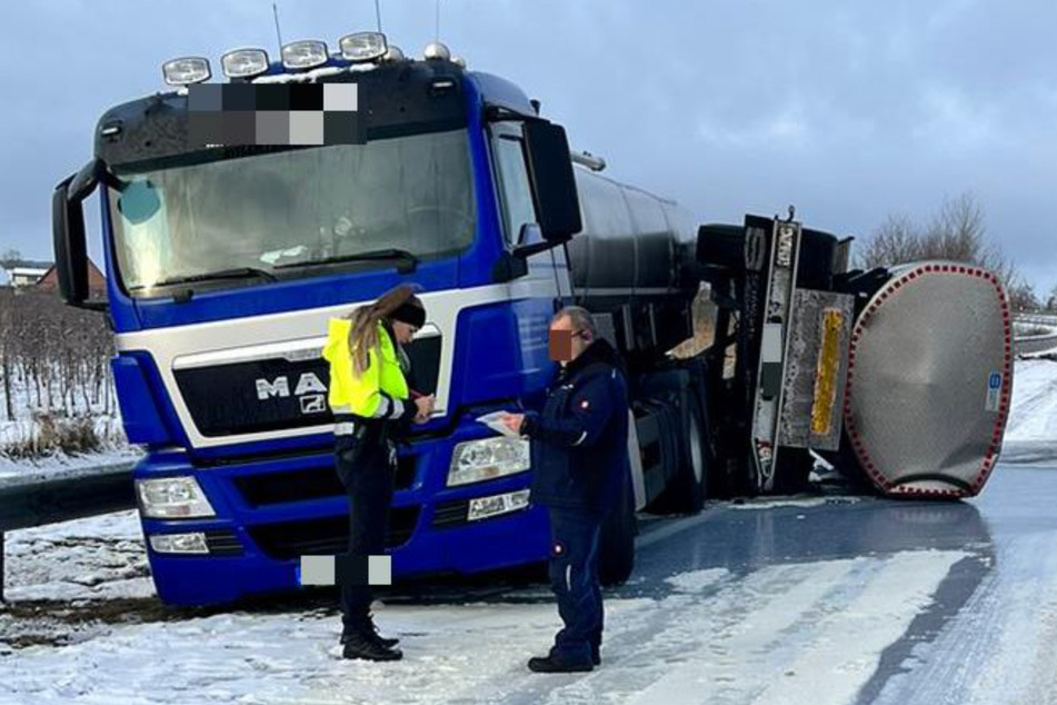 Lkw-Anhänger kippt nach Unfall um: Tausende Liter Milch fluten Autobahn