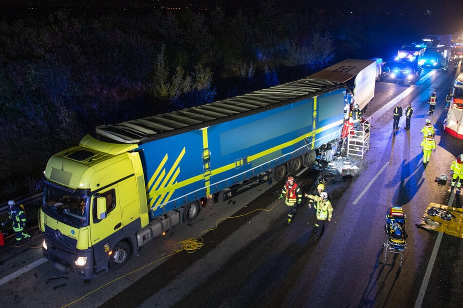 Der Lkw-Fahrer war am Dienstagabend auf der A4 auf ein Stau-Ende aufgefahren.